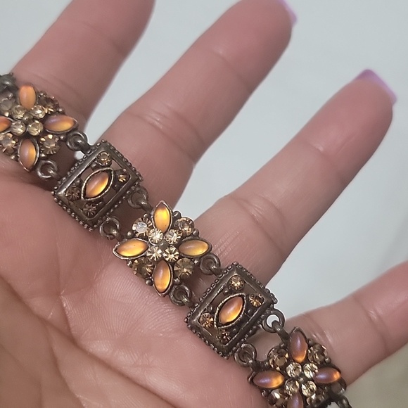 Fabulous Vintage yellow gold tone bracelet w/ rhinestones . - Picture 6 of 7